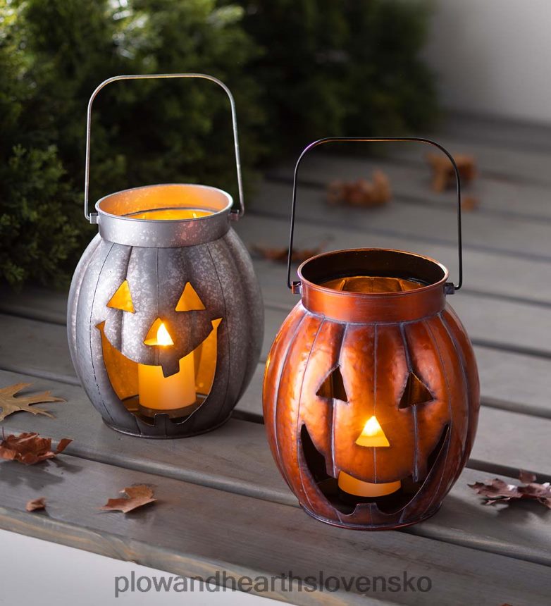 Plow & Hearth halloween tekvicový kovový lampáš s blikajúcou led sviečkou - strieborný 6P208P2423 domáce potreby