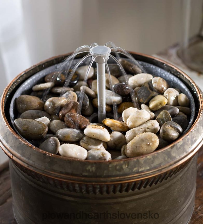 Plow & Hearth Bezdrôtová nabíjateľná súprava inteligentnej fontánovej vody hydria 6P208P91 dvor a záhrada