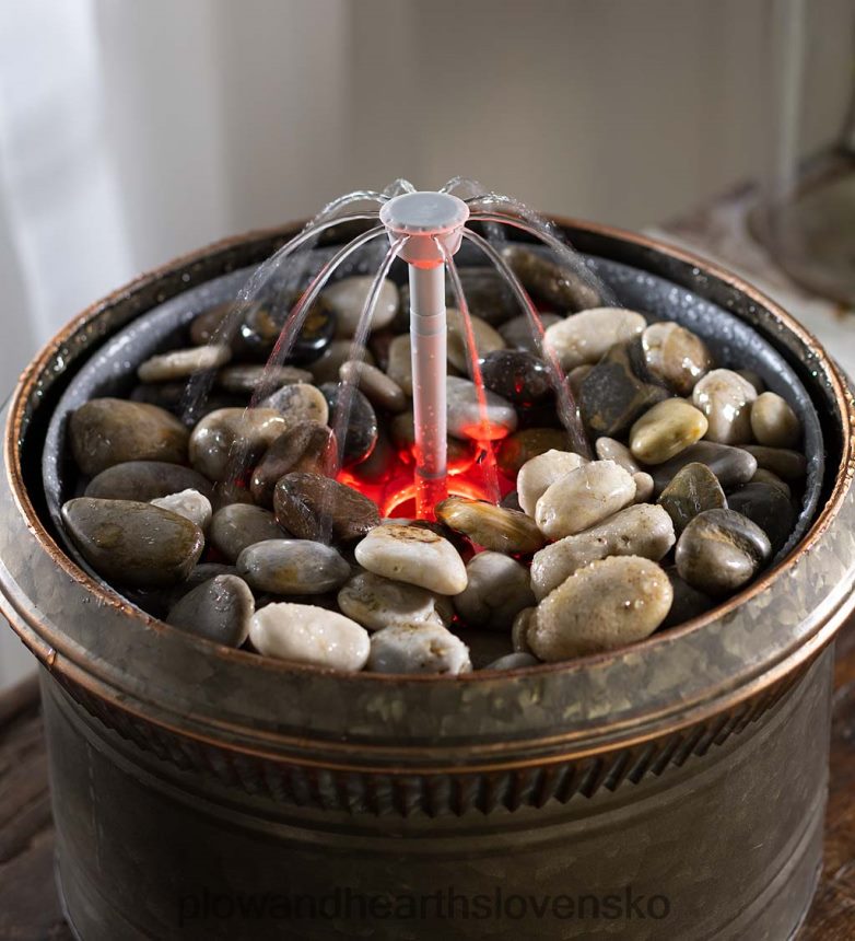 Plow & Hearth Bezdrôtová nabíjateľná súprava inteligentnej fontánovej vody hydria 6P208P91 dvor a záhrada