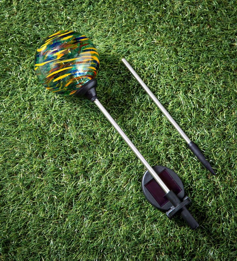 Plow & Hearth farebný vír solárny záhradný kolík - kráľovský vír 6P208P435 dvor a záhrada