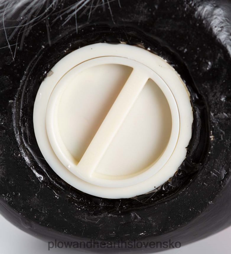 Plow & Hearth halloween trpaslík so zapálenou metlou a bradou meniacou farbu - fialová 6P208P427 dvor a záhrada