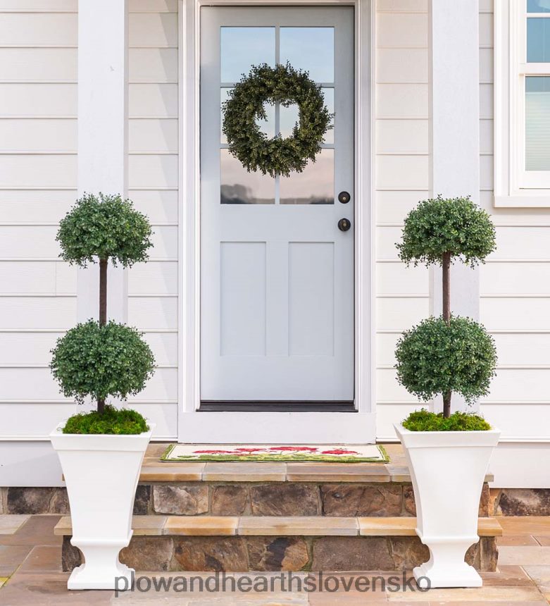 Plow & Hearth richmond samozavlažovací podstavec na urny - biely 6P208P913 dvor a záhrada