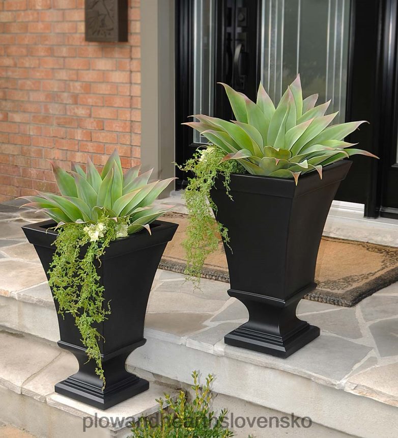 Plow & Hearth richmond samozavlažovací podstavec na urny - biely 6P208P913 dvor a záhrada