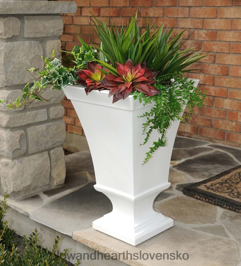 Plow & Hearth richmond samozavlažovací podstavec na urny - biely 6P208P913 dvor a záhrada