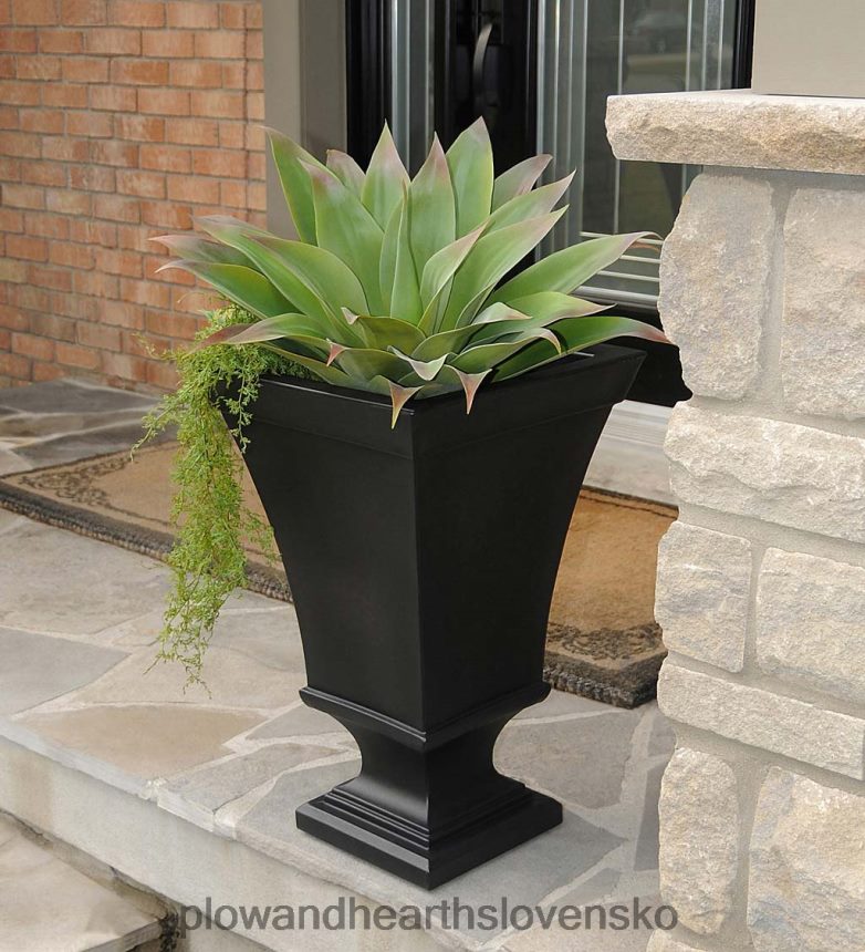 Plow & Hearth richmond samozavlažovací podstavec na urny - biely 6P208P913 dvor a záhrada