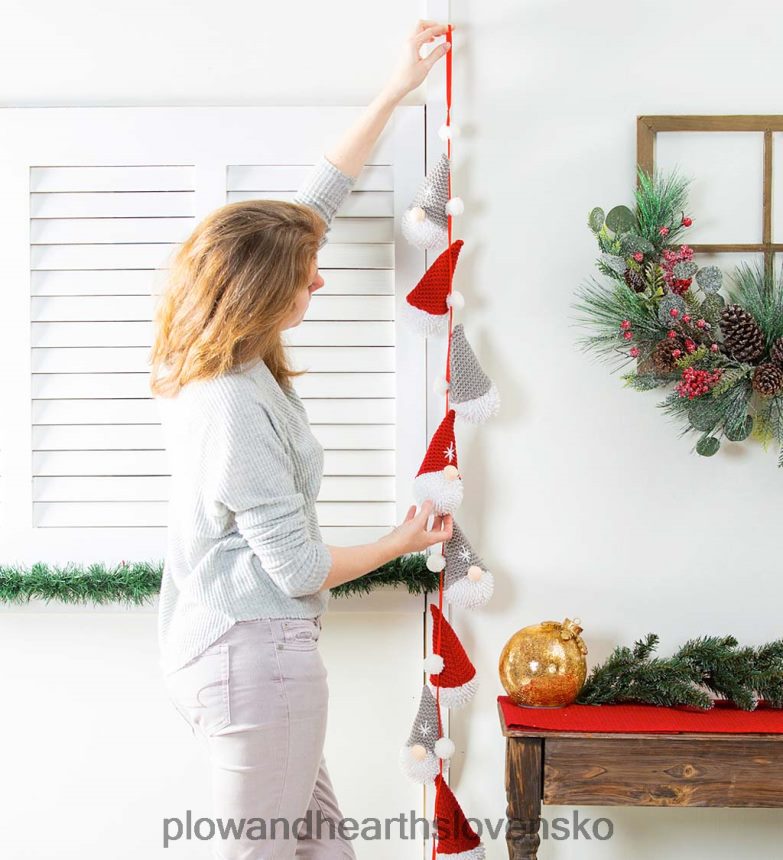 Plow & Hearth závesná girlanda z plyšového trpaslíka 6P208P2153 sezónne a darčeky